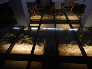 Suelo de cristal iluminado